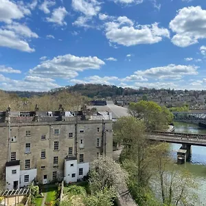  Apartment Crescent Penthouse With Stunning Views And Free Parking